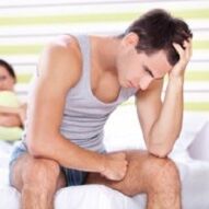 un home está molesto pola descarga patolóxica cando está excitado